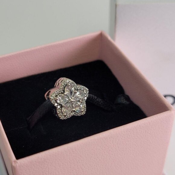 ❄️Pandora Sterling Silver & Pave Crystal Sparkling Snowflake Charm - Picture 2 of 5
